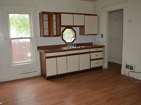 5th image of 925 N Jefferson Ave