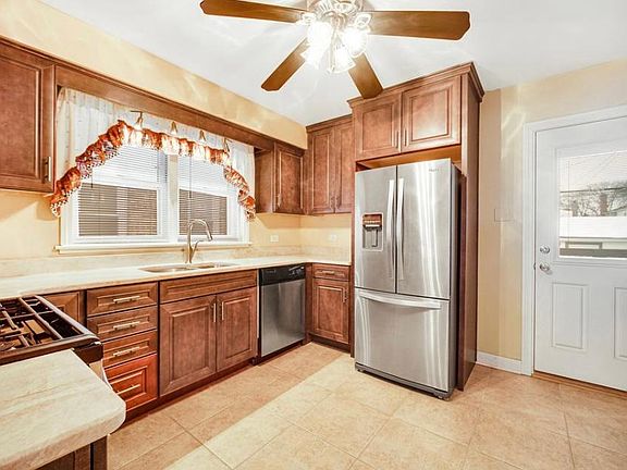 5th image of 10926 S Artesian Ave #1