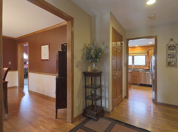 5th image of 466 N Brockway St