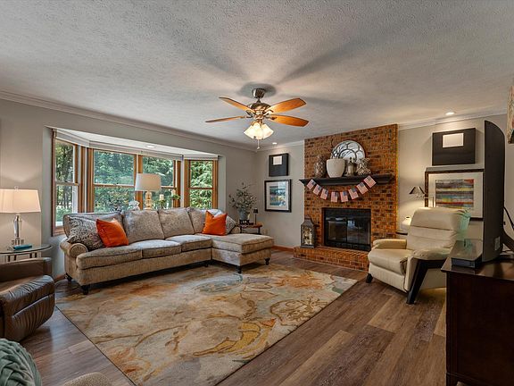 4th image of 21495 Old Walnut Ct