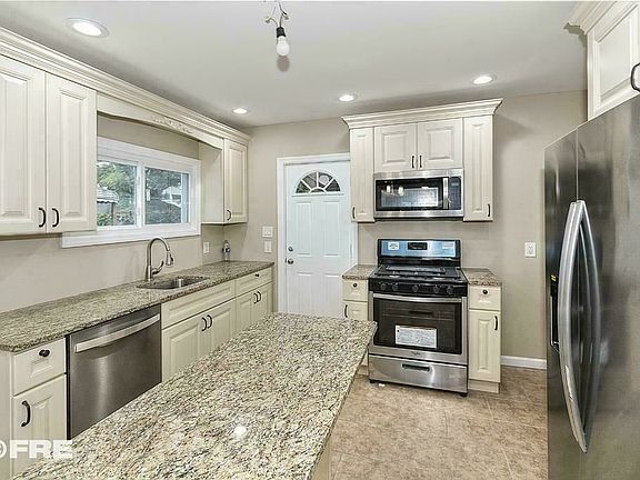 3rd image of 1372 E 59th St