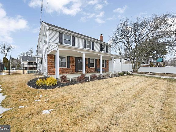 3rd image of 104 Evergreen Rd