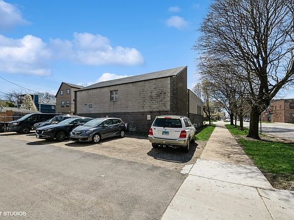 4th image of 2156 W Wellington Ave