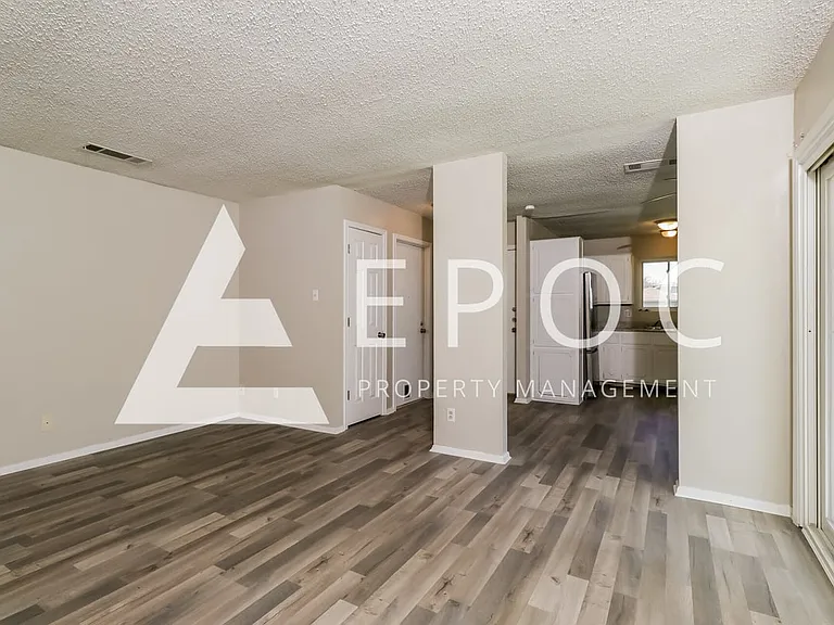 2208 Creekwood Dr — Photo 8