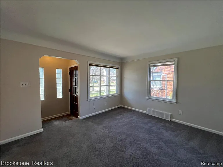 23280 Forest St — Photo 10
