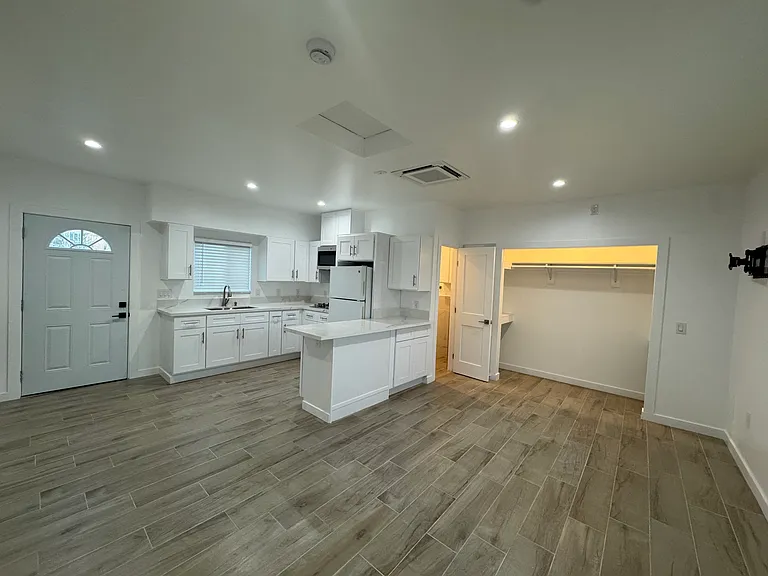 3667 W 108th St #3/4 — Photo 3