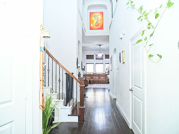 3rd image of 2421 Twin Oaks Dr