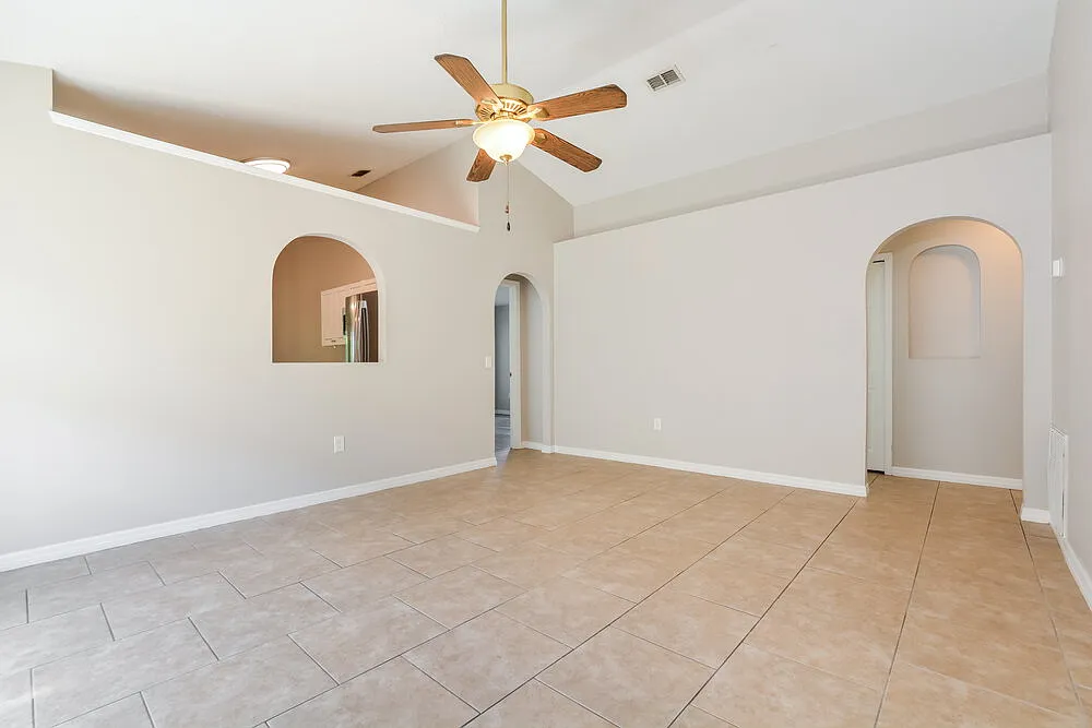 3 bed, 2.0 bath, 1292 sqft, $2,535 — Photo 3