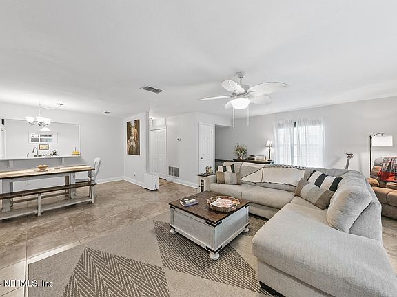 5th image of 3919 MEADOWVIEW Drive N