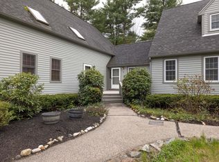 60 Glengarry Dr, Stratham, NH 03885