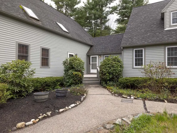 60 Glengarry Drive, Stratham, NH 03885