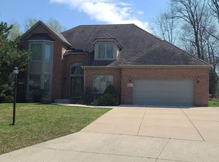 4527 S Foxwood Blvd, Greenfield, WI 53228