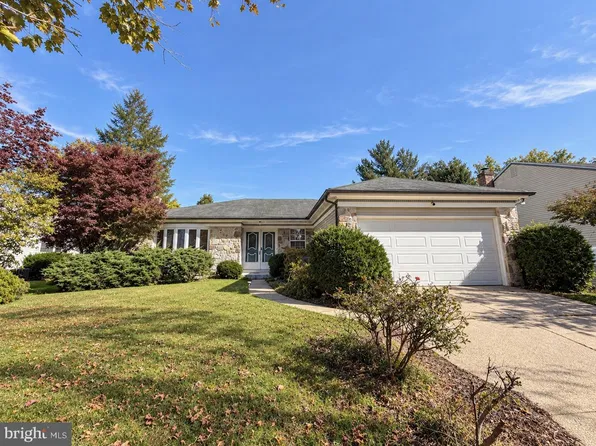 8 W Brook Dr, Cherry Hill, NJ 08003