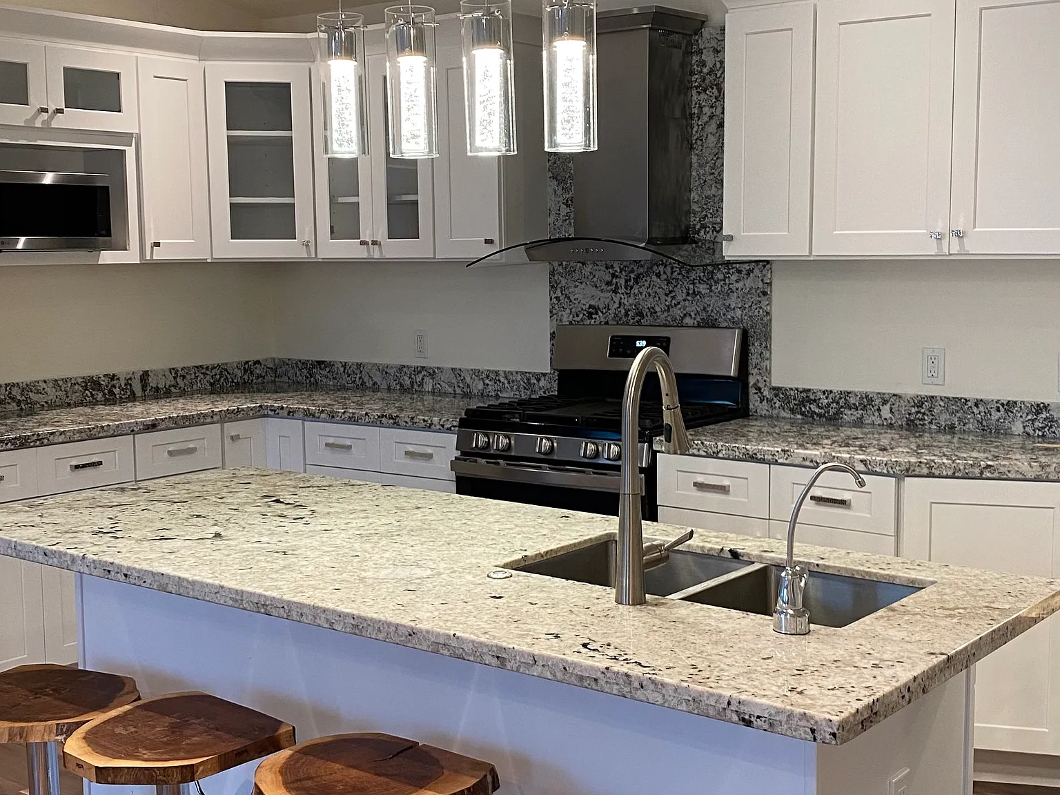 2 bed, 750 sqft, $3,500 — Photo 2