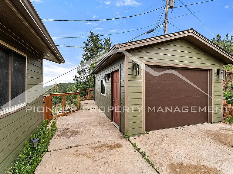 1334 Ponderosa Dr — Photo 3