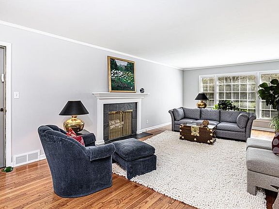 3rd image of 815 W 54th Ter