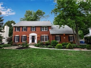 30 Pinelake Dr, Williamsville, NY 14221