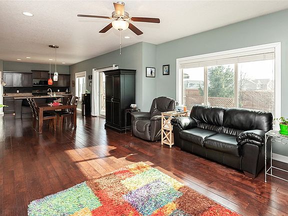 3rd image of 610 SE Driftwood Ln