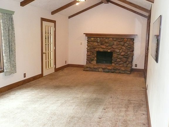 5th image of 692 Wisteria Dr