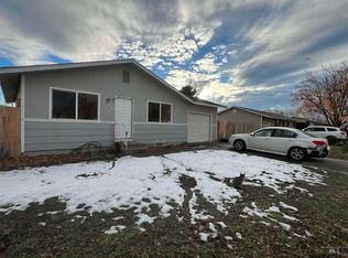 215 Dorothy Ave, Gooding, ID 83330
