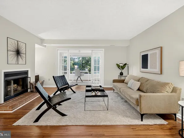 2316 Hunters Run Dr, Reston, VA 20191
