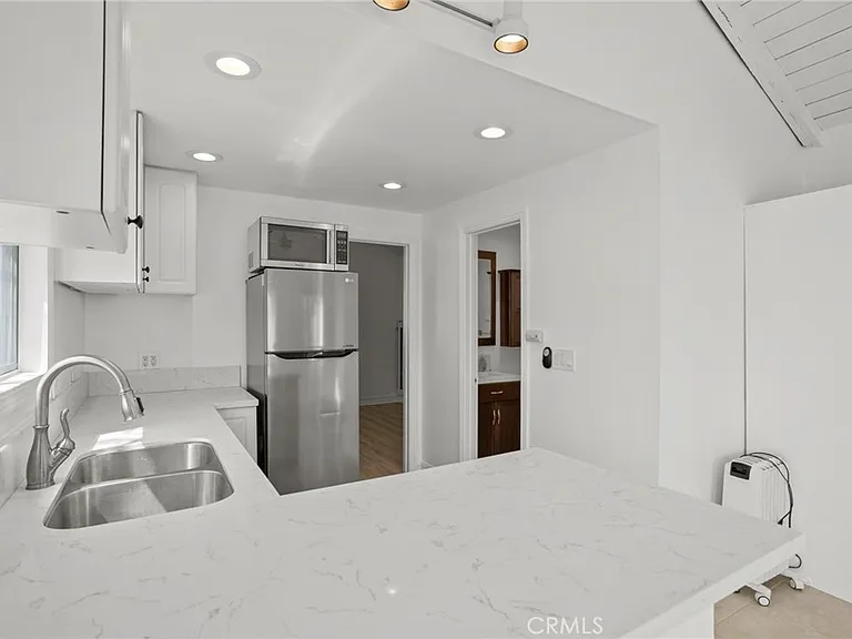 286 E 19th St #B — Photo 3