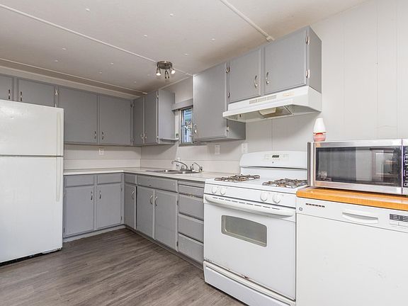 3rd image of 21163 Lougheed Hwy #57