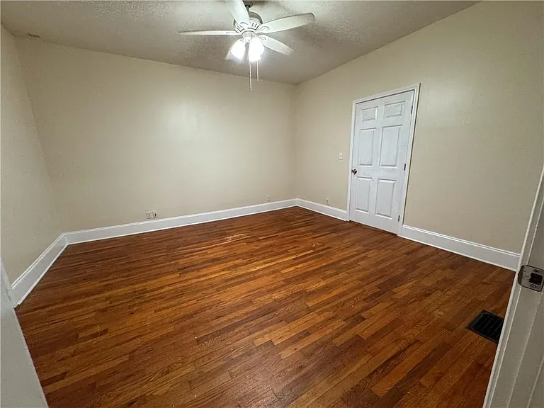 1637 Columbia Dr — Photo 5
