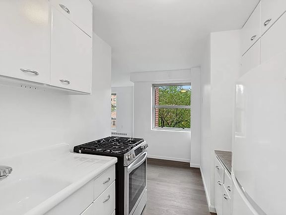 3rd image of 80 La Salle St APT 5A