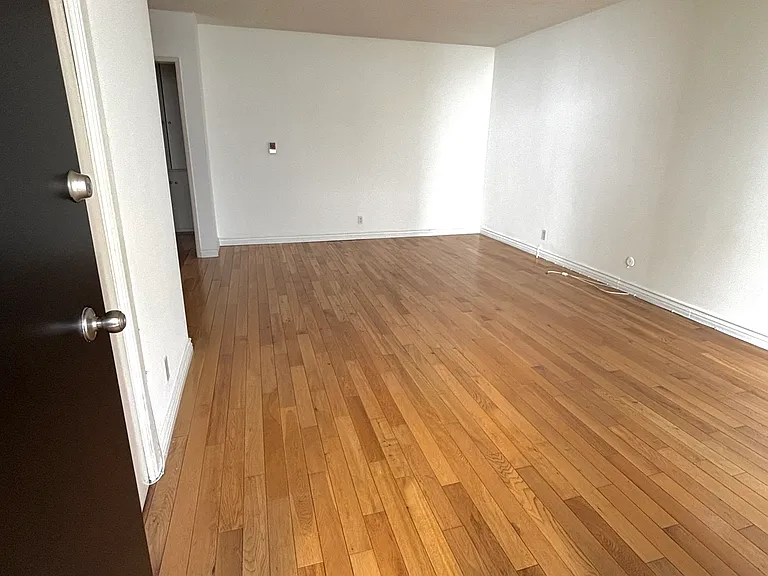 2042 N Beachwood Dr #4 — Photo 2
