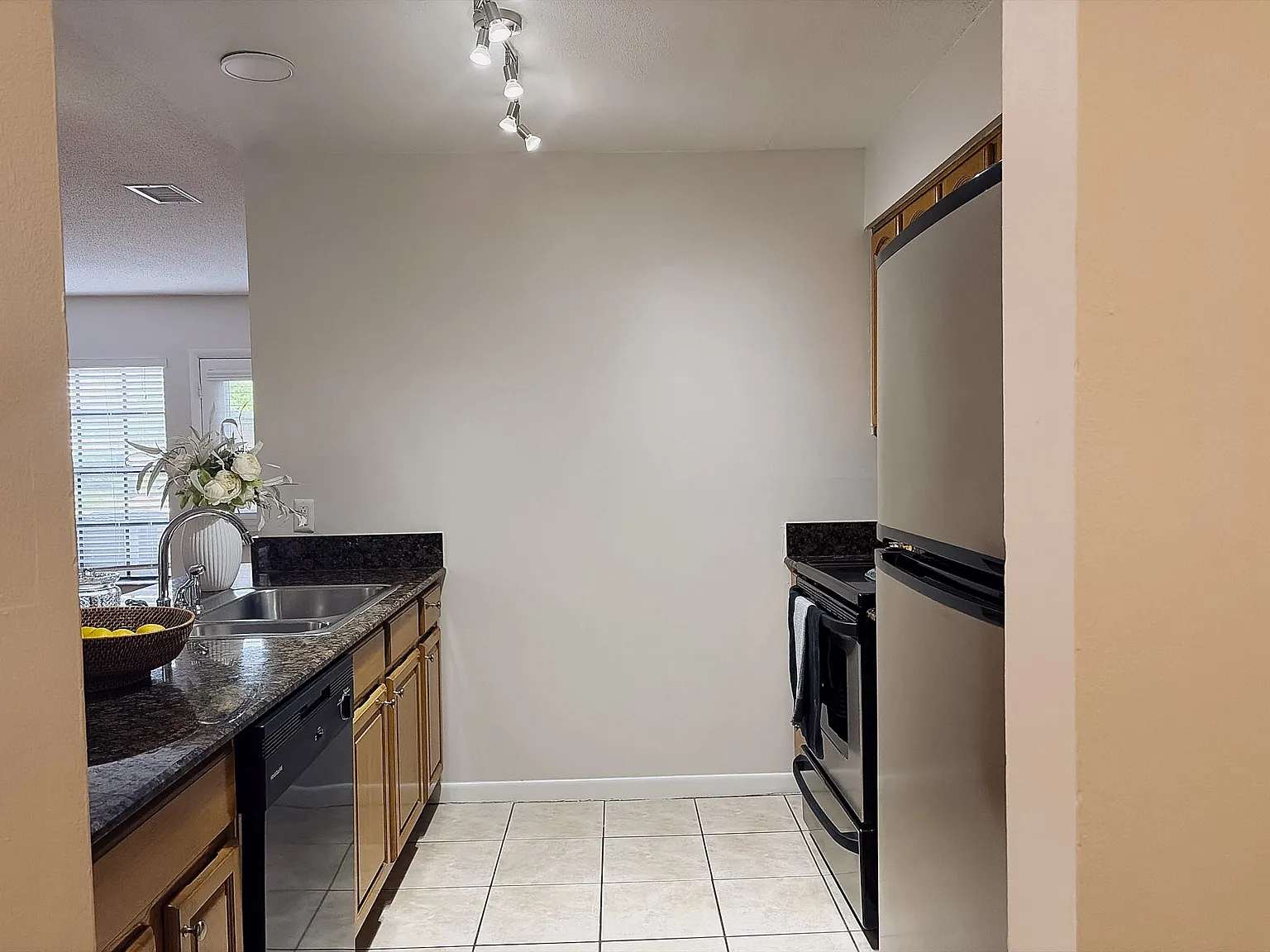 2 bed, 1050 sqft, $2,150 — Photo 2
