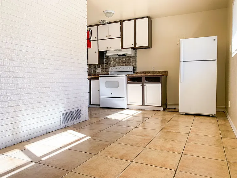 Spacious 2 Bedroom Apartment with Fireplace — Photo 15