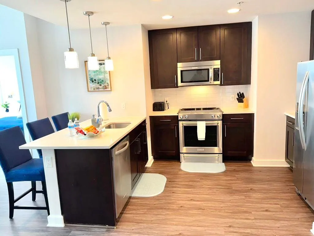 3 bed, 2.0 bath, 1400 sqft, $5,860 — Photo 4