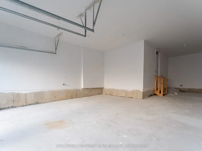 166 Prince Charles Cres — Photo 35