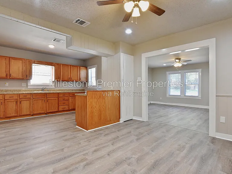 608 W Murray St — Photo 3
