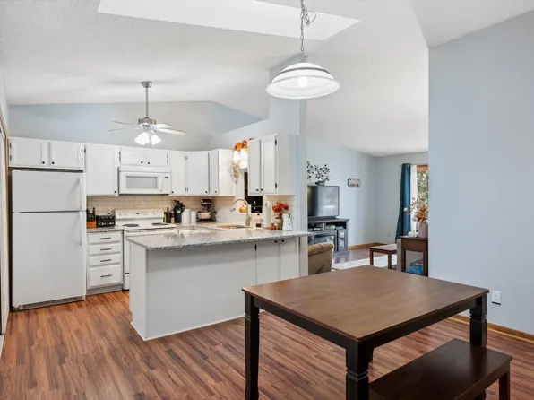 1060 Pond View Ct, Saint Paul, MN 55127