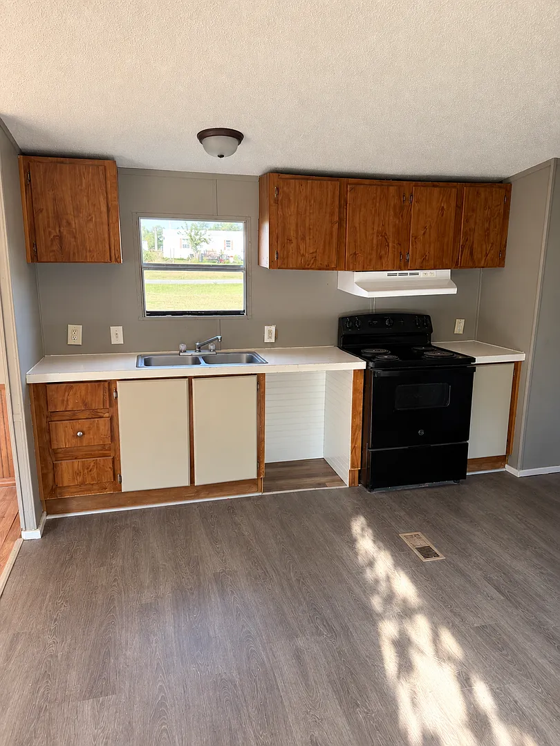 Country living with spacious front and backyard - 2beds/ 2bath available now — Photo 2