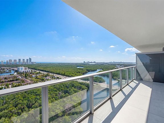 4th image of 16385 Biscayne Blvd #2920