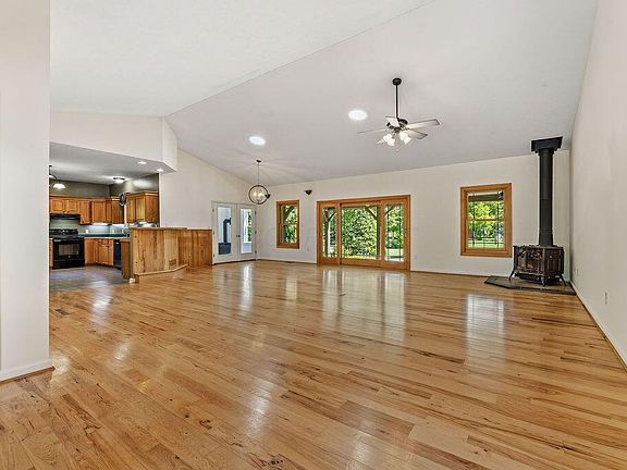 5th image of 12118 Robins Rd