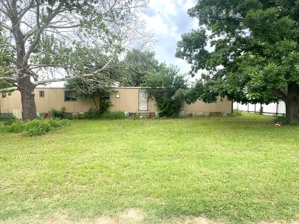 104 Lockwood St, Comanche, TX 76442