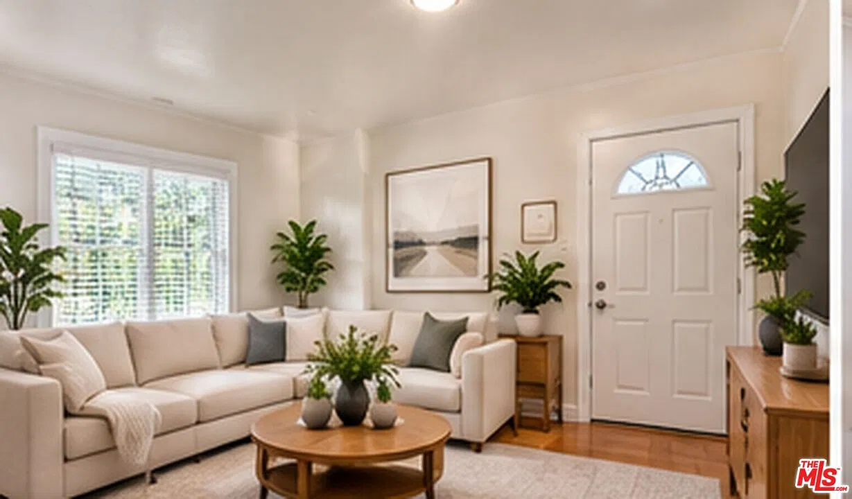 3 bed, 2.0 bath, 1250 sqft, $4,250 — Photo 1