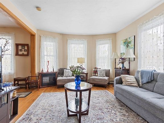 5th image of 63 Bradwood St
