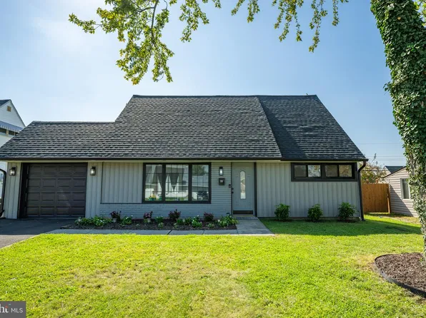 33 Micahill Rd, Levittown, PA 19056