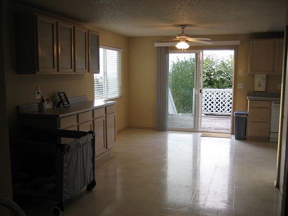 Huge Dining Area With Slider to View Deck