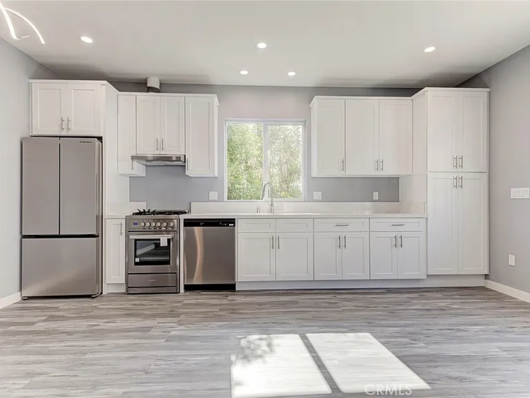 10933 Nassau Ave — Photo 2