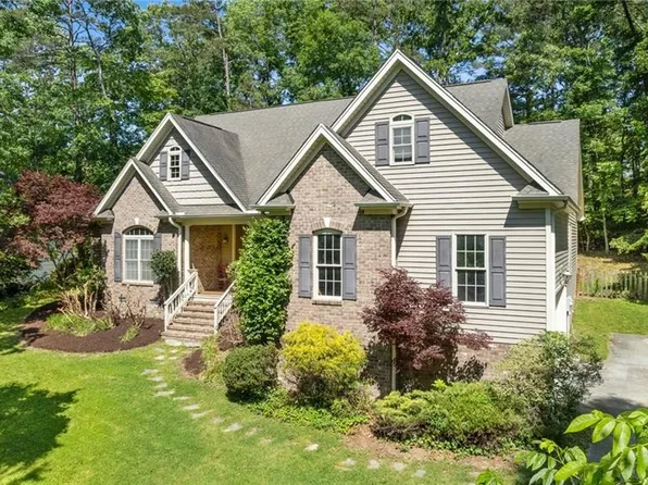 405 Tangle Dr, Jamestown, NC 27282