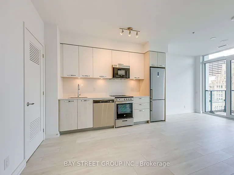 75 James St S #1504 — Photo 10
