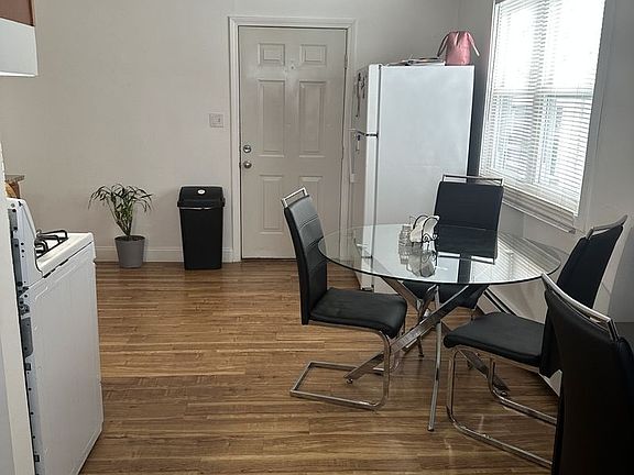 3rd image of 136-138 Walnut Ave #136-3