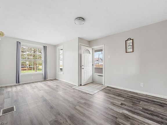 3rd image of 604 Columbia St