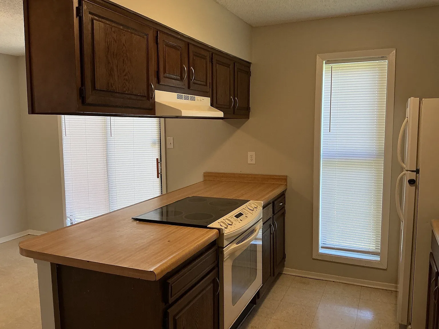 3 bed, 1.5 bath, 1157 sqft, $1,425 — Photo 2